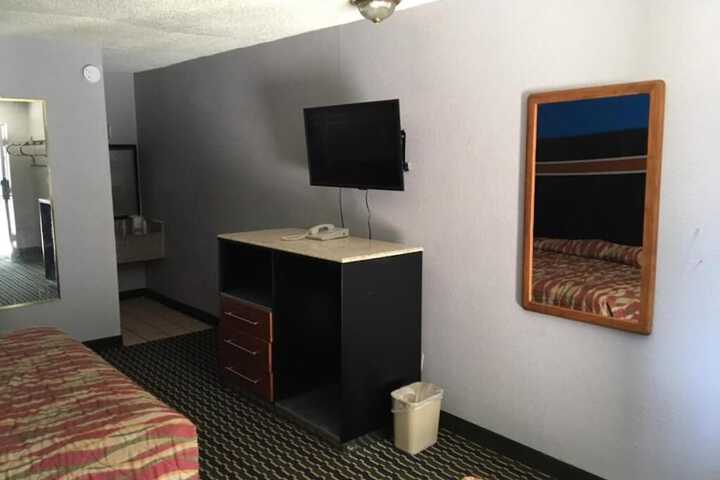Room 4 of 10
