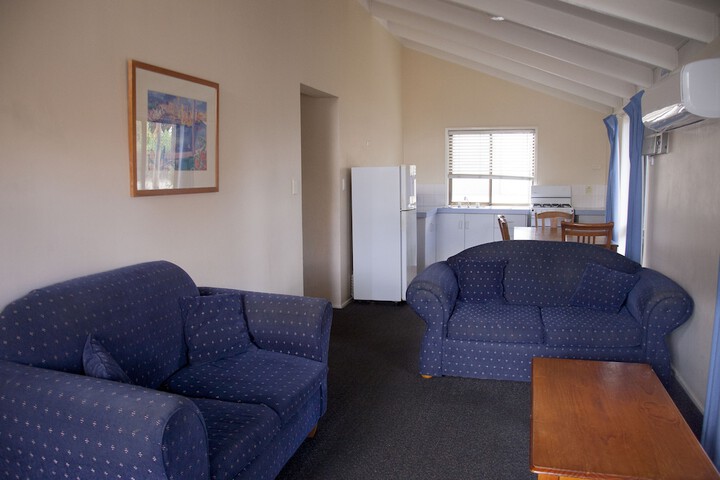 Lounge 28 of 60