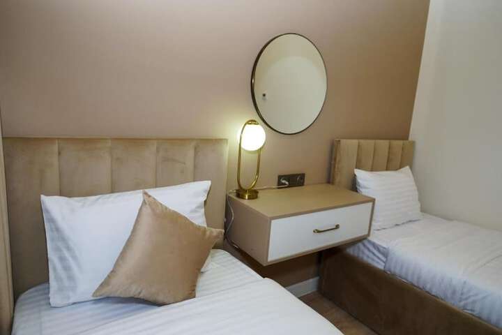 Room 10 of 18
