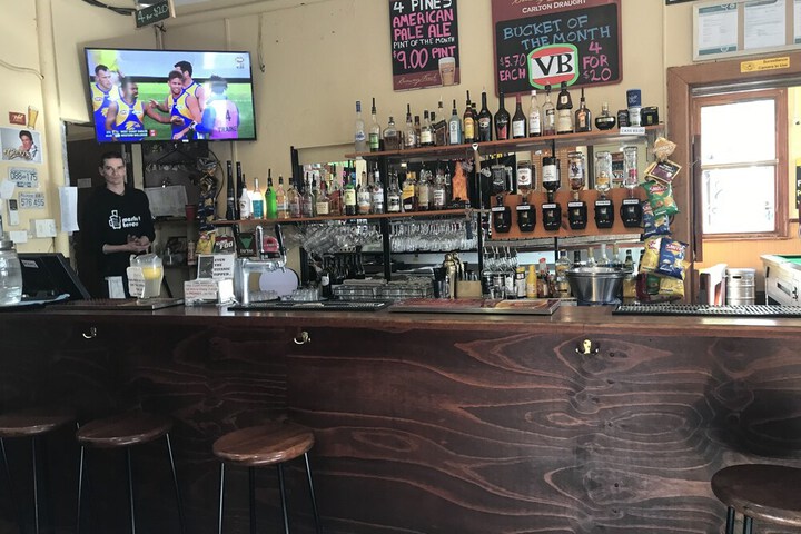 Lounge 102 of 135