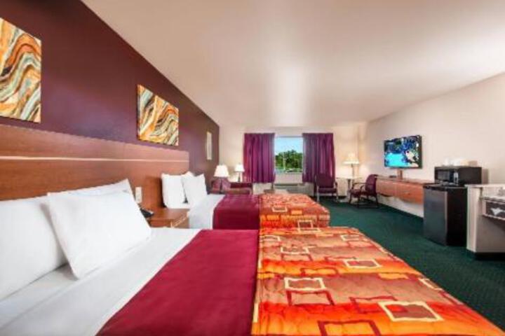 Standard Double Queen Room (1 of 2)