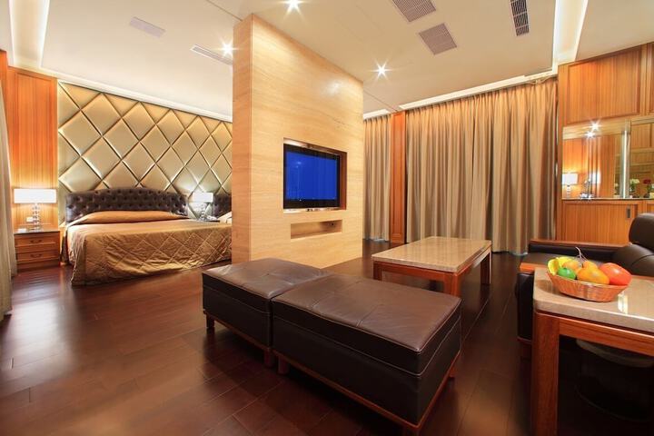 Room 4 of 33
