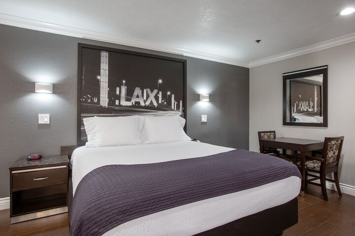 1 King Bed Accessible (24 of 24)