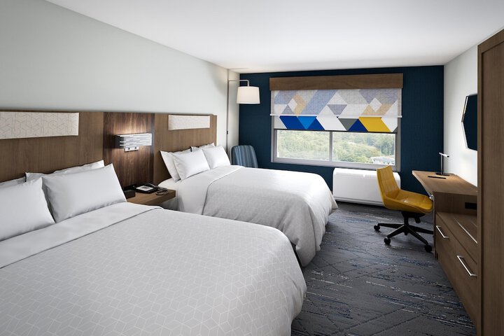 2 Queen Beds Extra Floor Space (1 of 5)