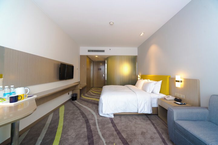 Room 6 of 18