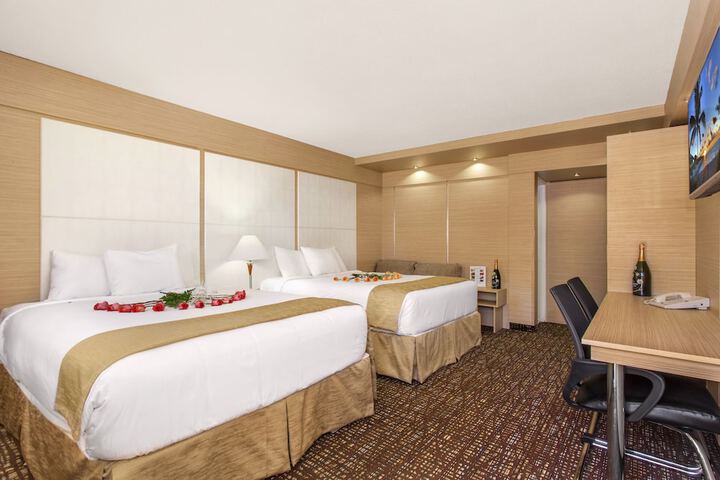 Double Deluxe King Bed (2 of 8)