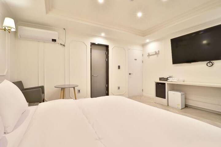 Room 5 of 63