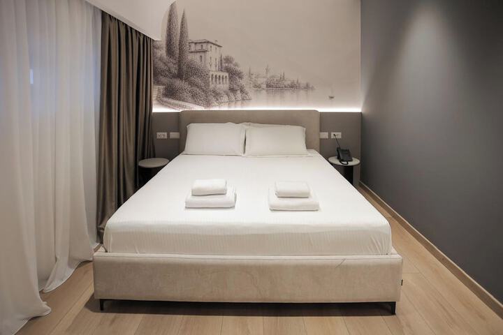 Room 4 of 198