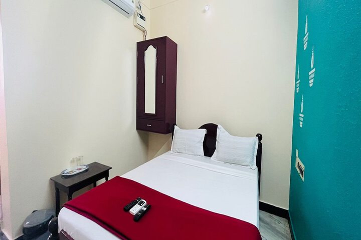 Room 5 of 8