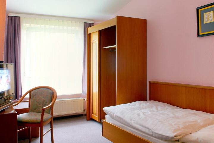 Room 8 of 28