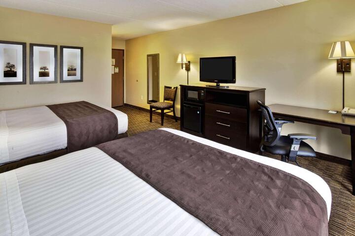 2 Queen Beds (12 of 14)