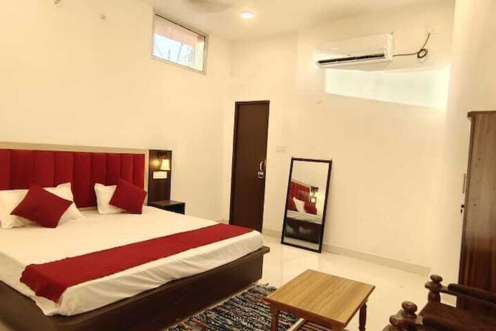 Room 10 of 18