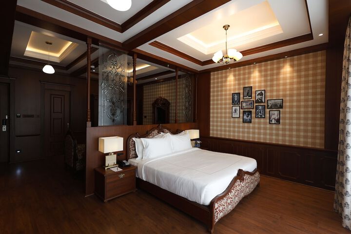 Room 7 of 32
