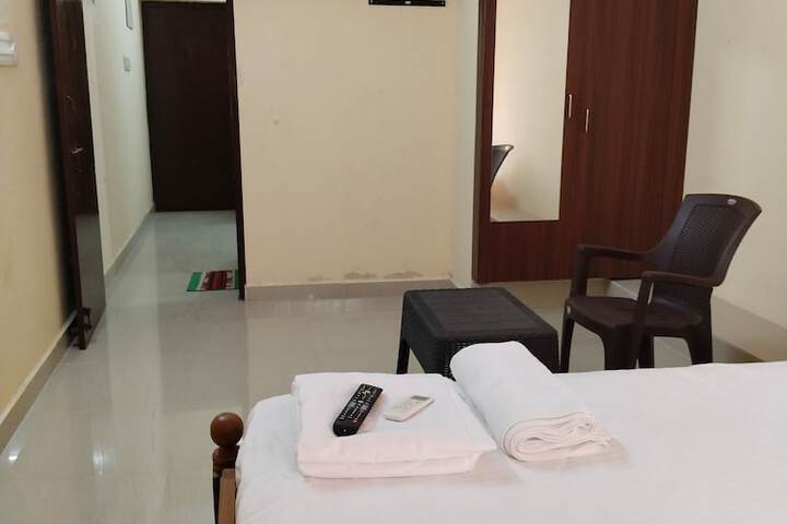 Room 5 of 9