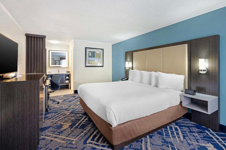 1 Queen Bed Work Desk Refrigerator WiFi Shower Only Full Breakfast (2 of 14)