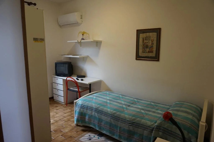 Room 4 of 10