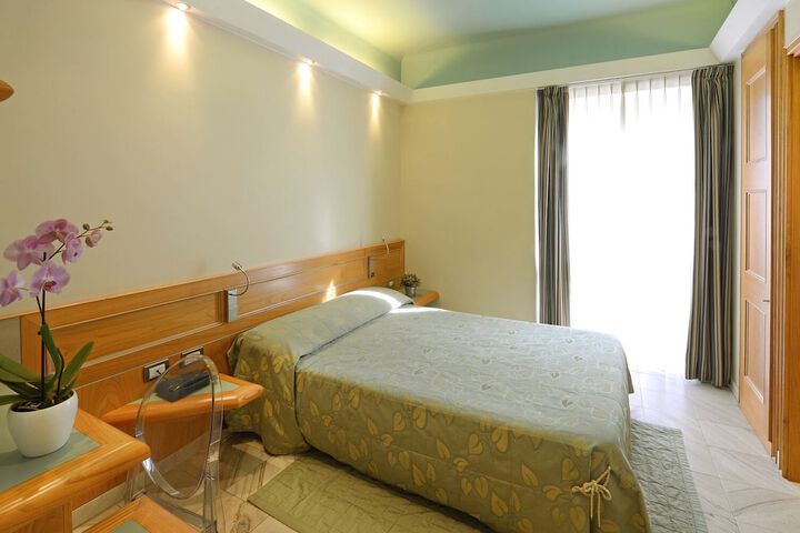 Room 9 of 25