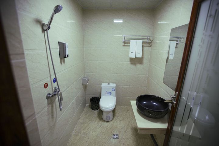 Room 33 of 47
