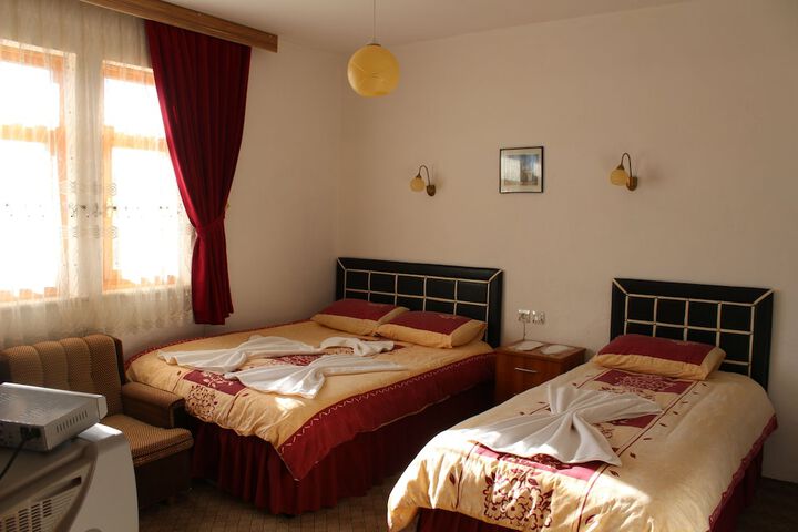Room 8 of 175