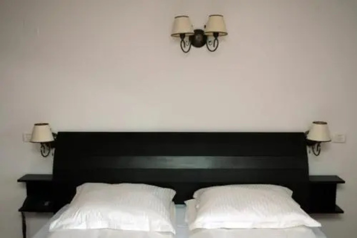 Room 4 of 18
