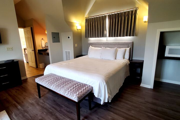 Standard | King Bed (2 of 31)