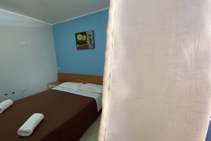 Room 10 of 24