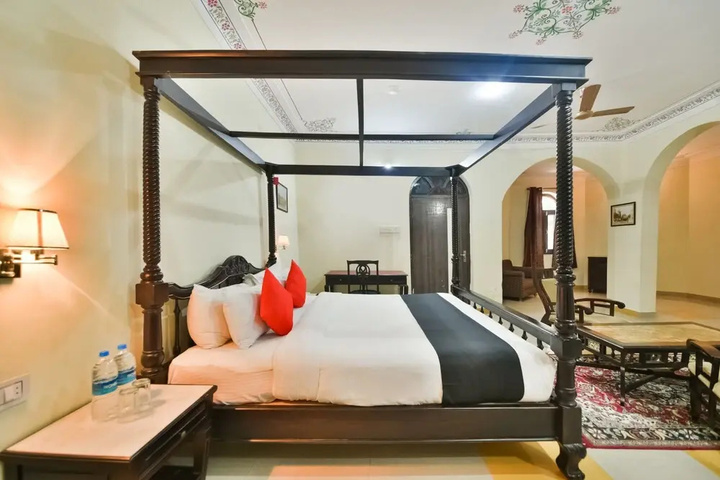 Room 7 of 18