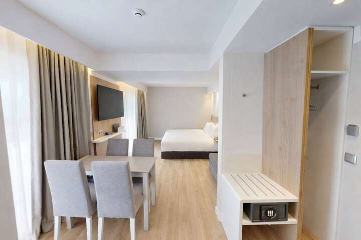 Room 2 of 39