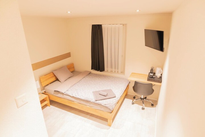 Room 18 of 33