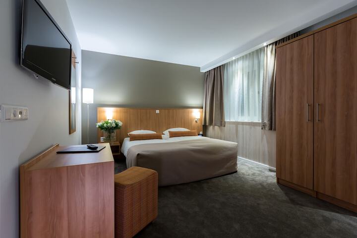 Room 8 of 60