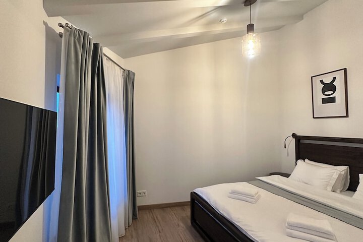 Room 11 of 36