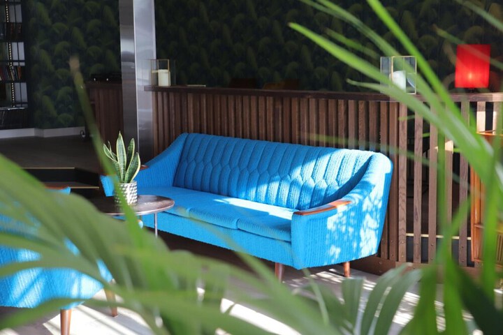 Lounge 34 of 49