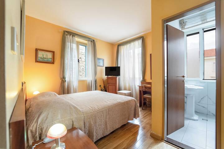Room 9 of 49