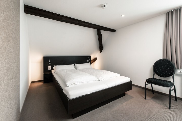Room 9 of 24