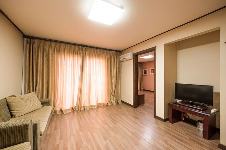 Room 13 of 40