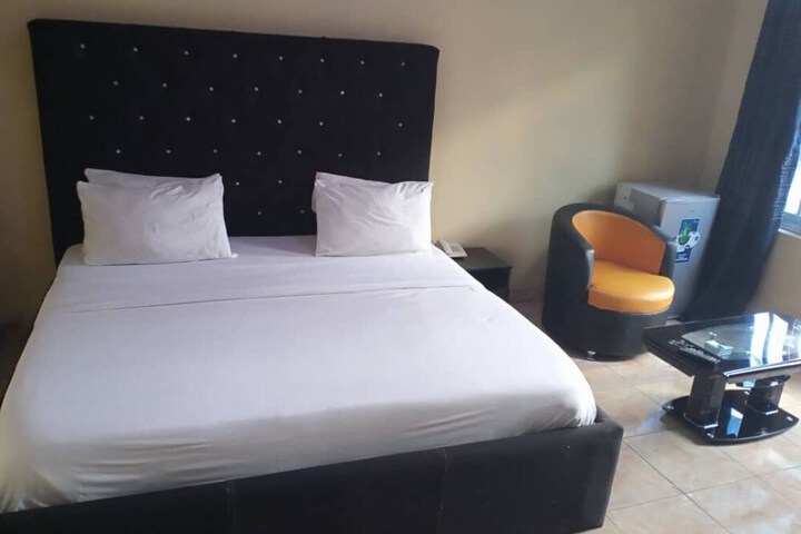 Room 9 of 14