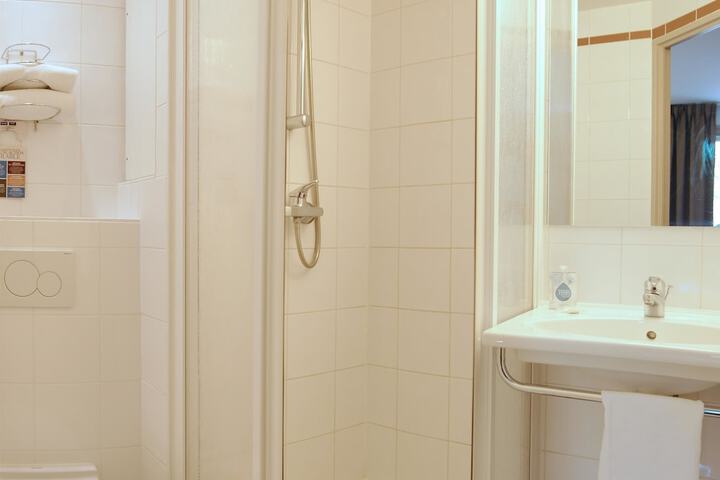 Room 16 of 33