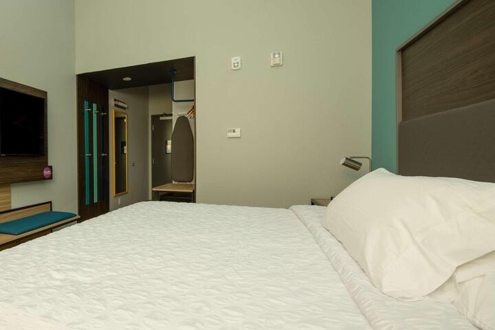1 King Bed (8 of 11)