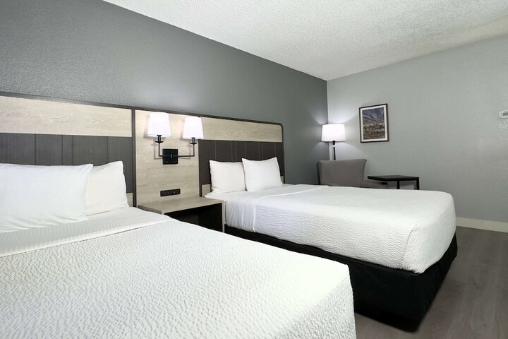 2 Double Beds (14 of 16)