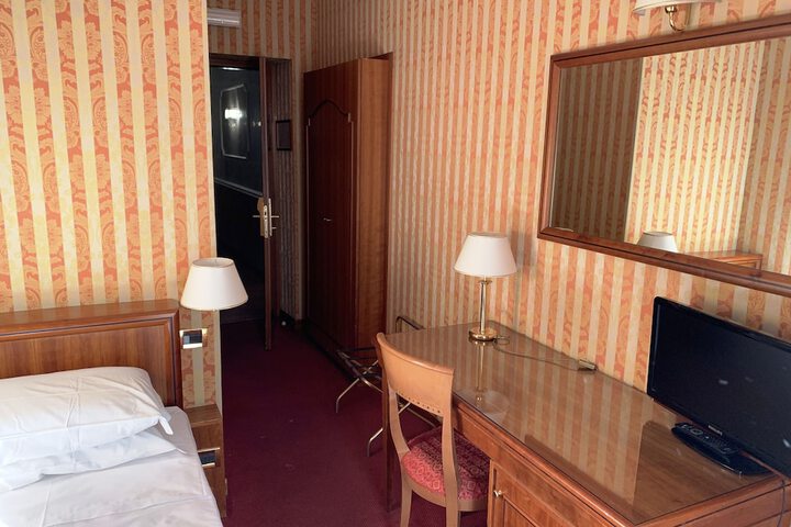 Room 8 of 19