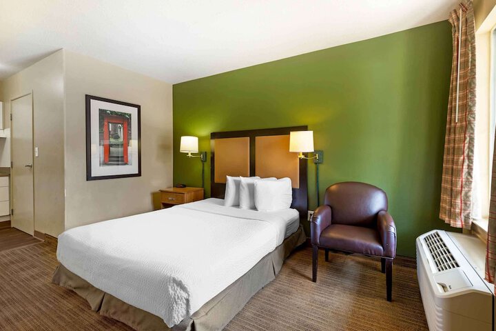Studio Queen Bed (6 of 10)