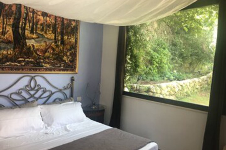 Room 33 of 40