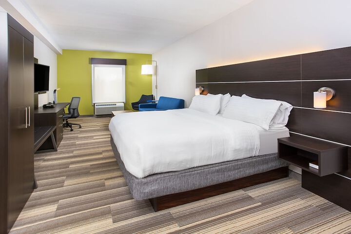 1 King Bed (12 of 14)