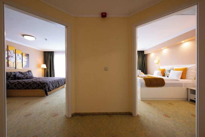 Room 28 of 69