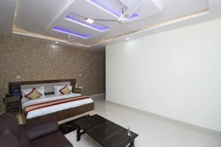 Room 4 of 12