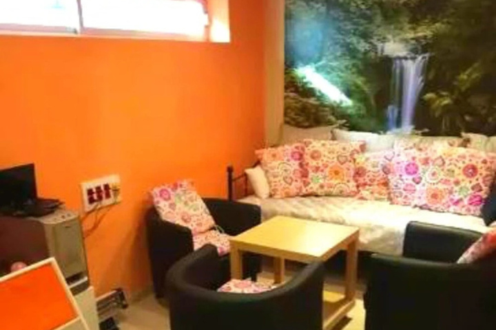 Image of House With 5 Bedrooms in Dos Hermanas With Pool Access, Enclosed Gard