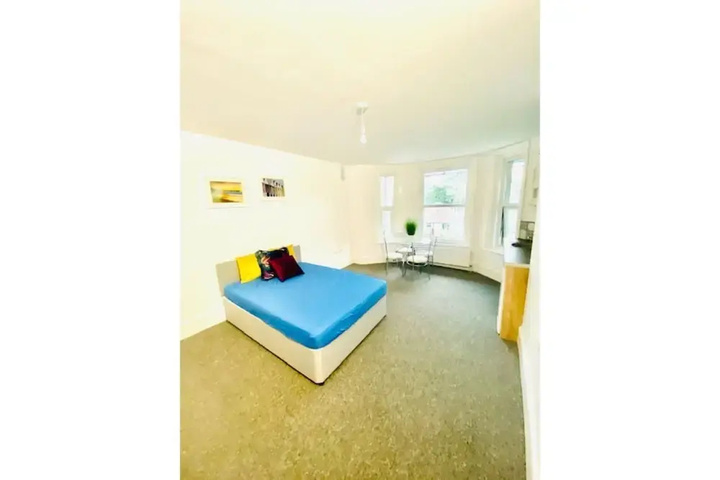 Room 6 of 10