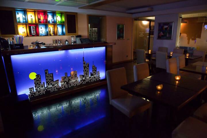 Lounge 13 of 19