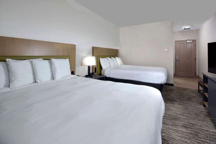 2 Queen Beds (5 of 10)
