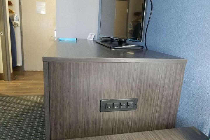 1 King Bed Ground Floor Flat Screen Television High Speed Internet Accessible Microwave (13 of 15)